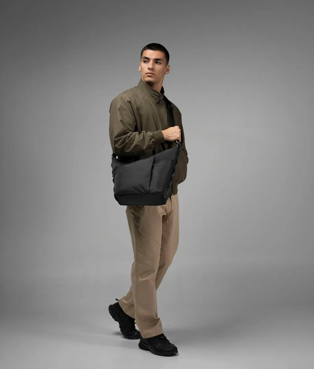 Alpaka Flow Satchel 10L skuldertaske sort laptop