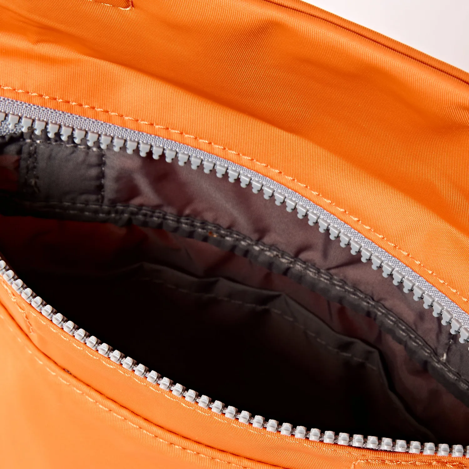Roka London Stratford crossbody taske Jaffa Orange Small let