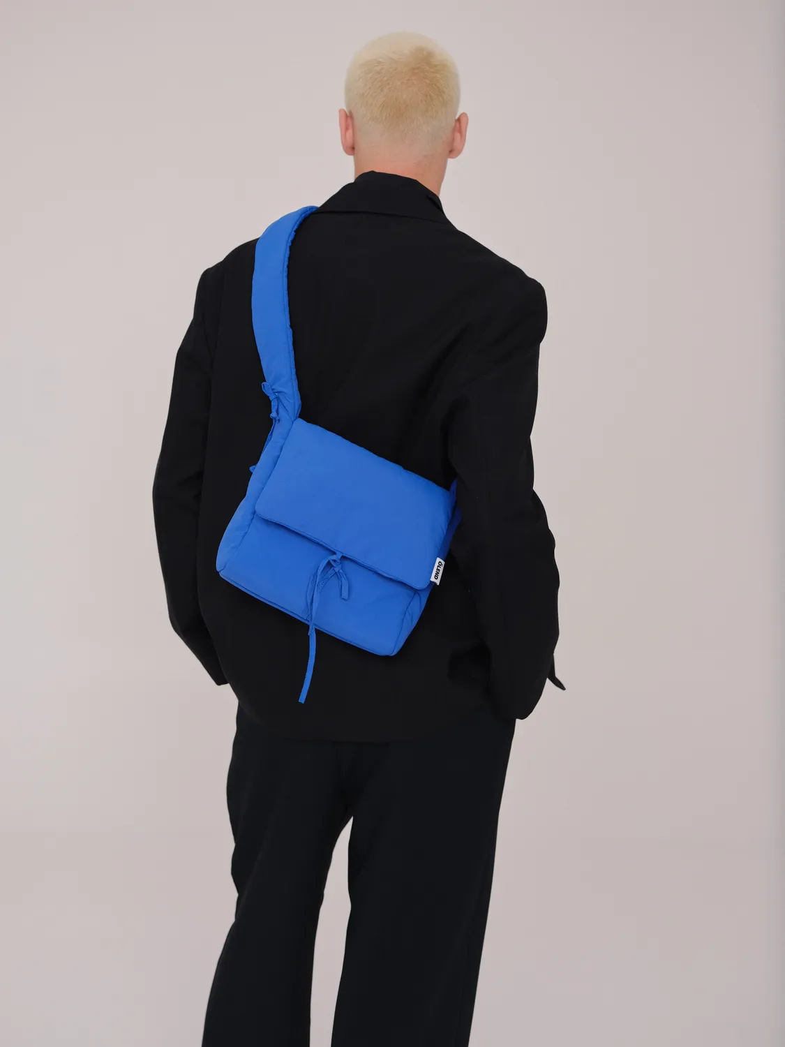 Ölend Nina skuldertaske Cobalt blue medium snørelukning