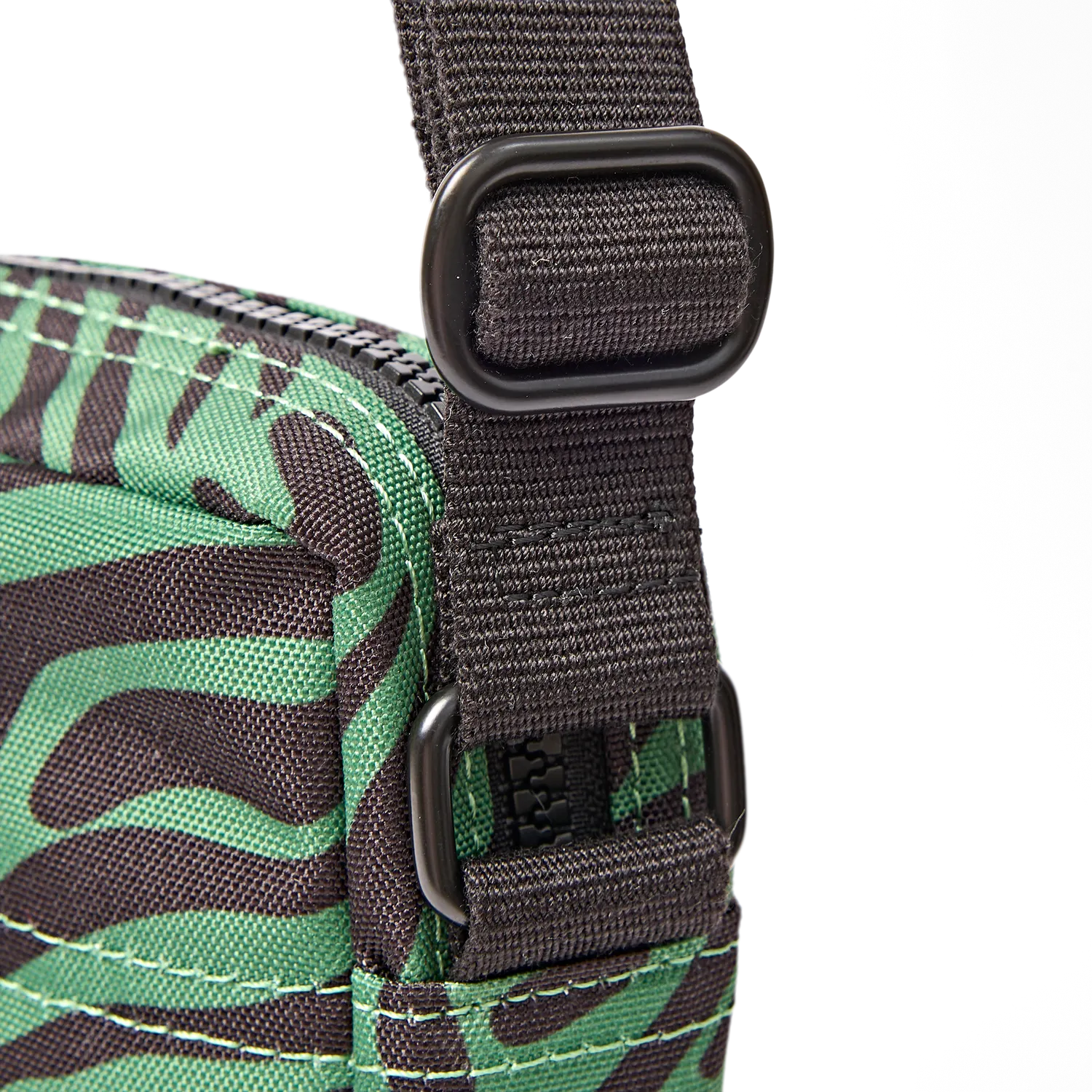 Roka London Bond Pocket crossbody taske Small mixed animal vandafvisende