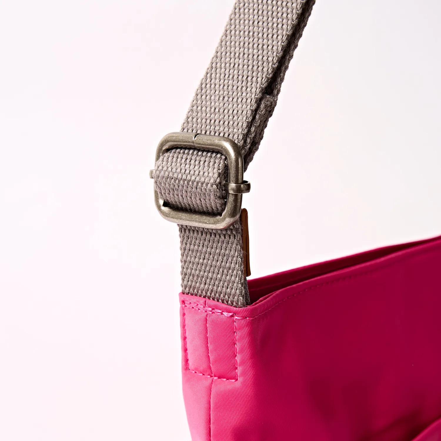 Roka London Kennington Medium crossbody granita rød 2,7 liter