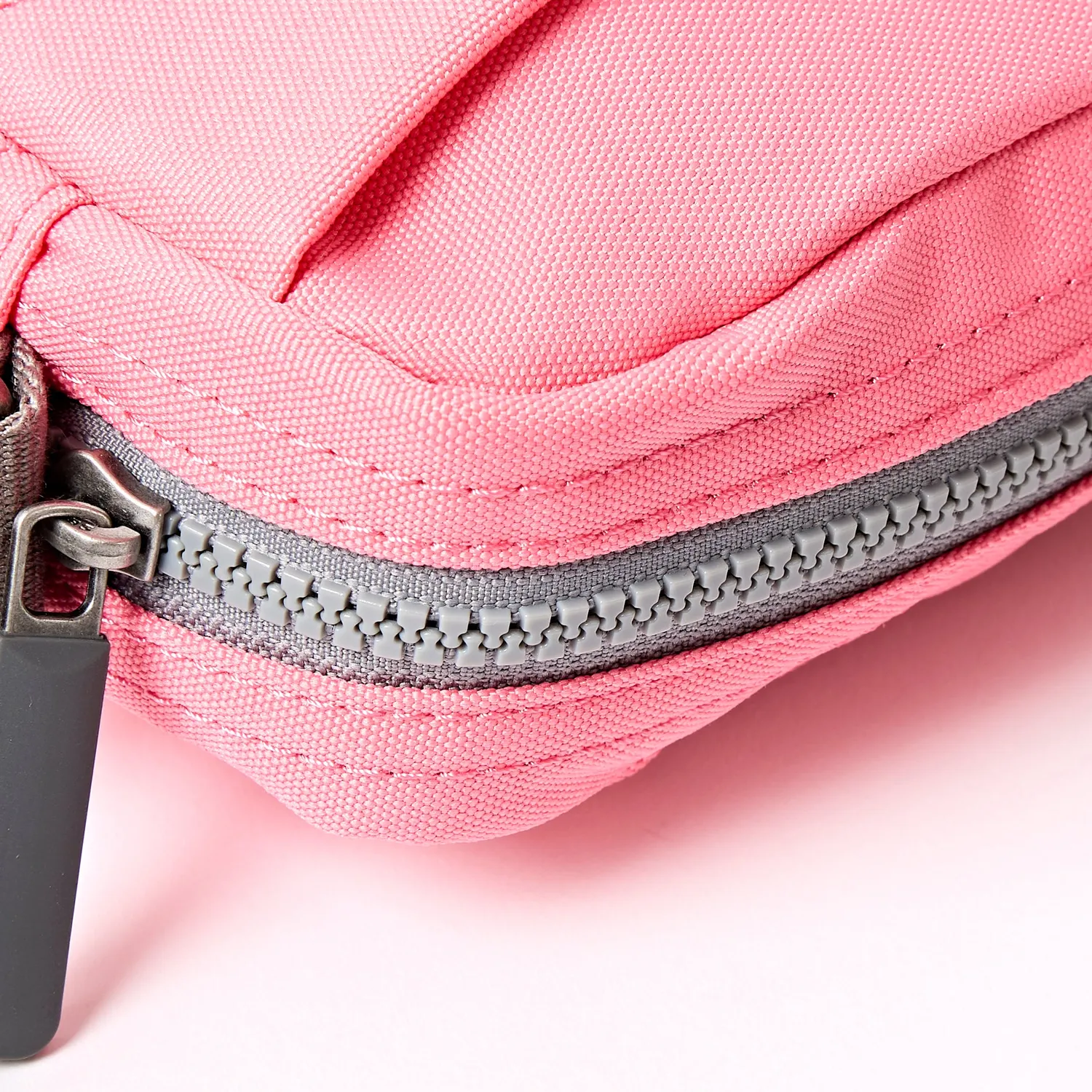 Roka London Bond crossbody taske Small lyserød