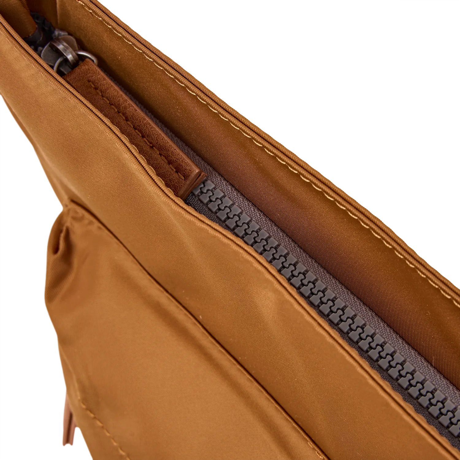 Roka London Kennington crossbody taske Biscuit struktureret
