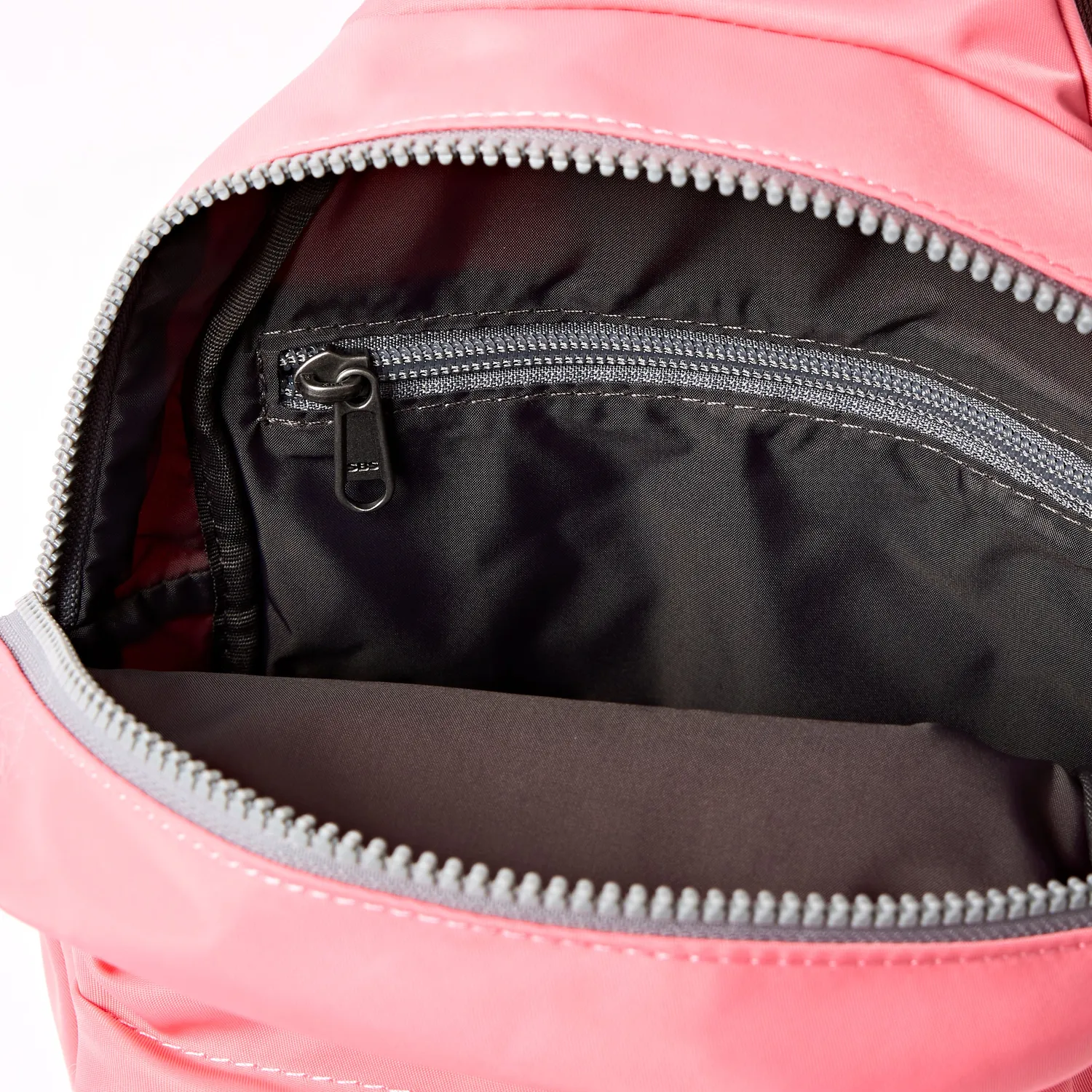 Roka London Willesden Large crossbody taske pink lemonade vandafvisende