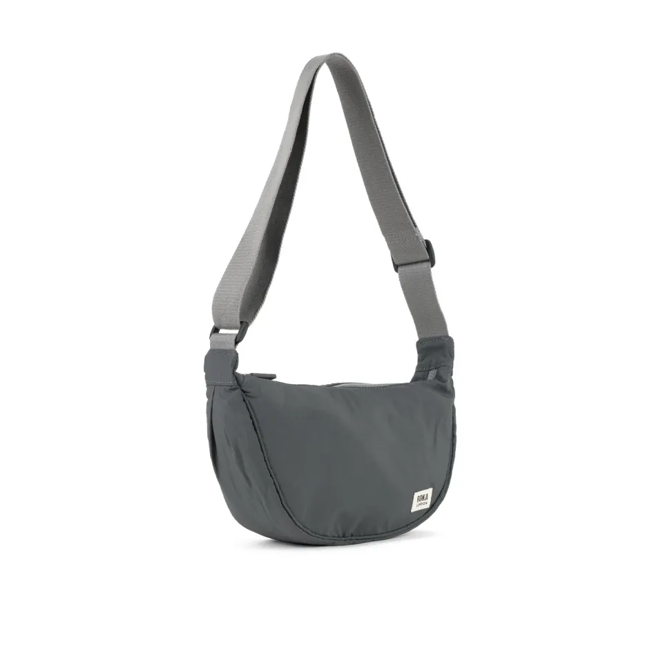 Roka London Farringdon Half Moon taske Small charcoal vandafvisende