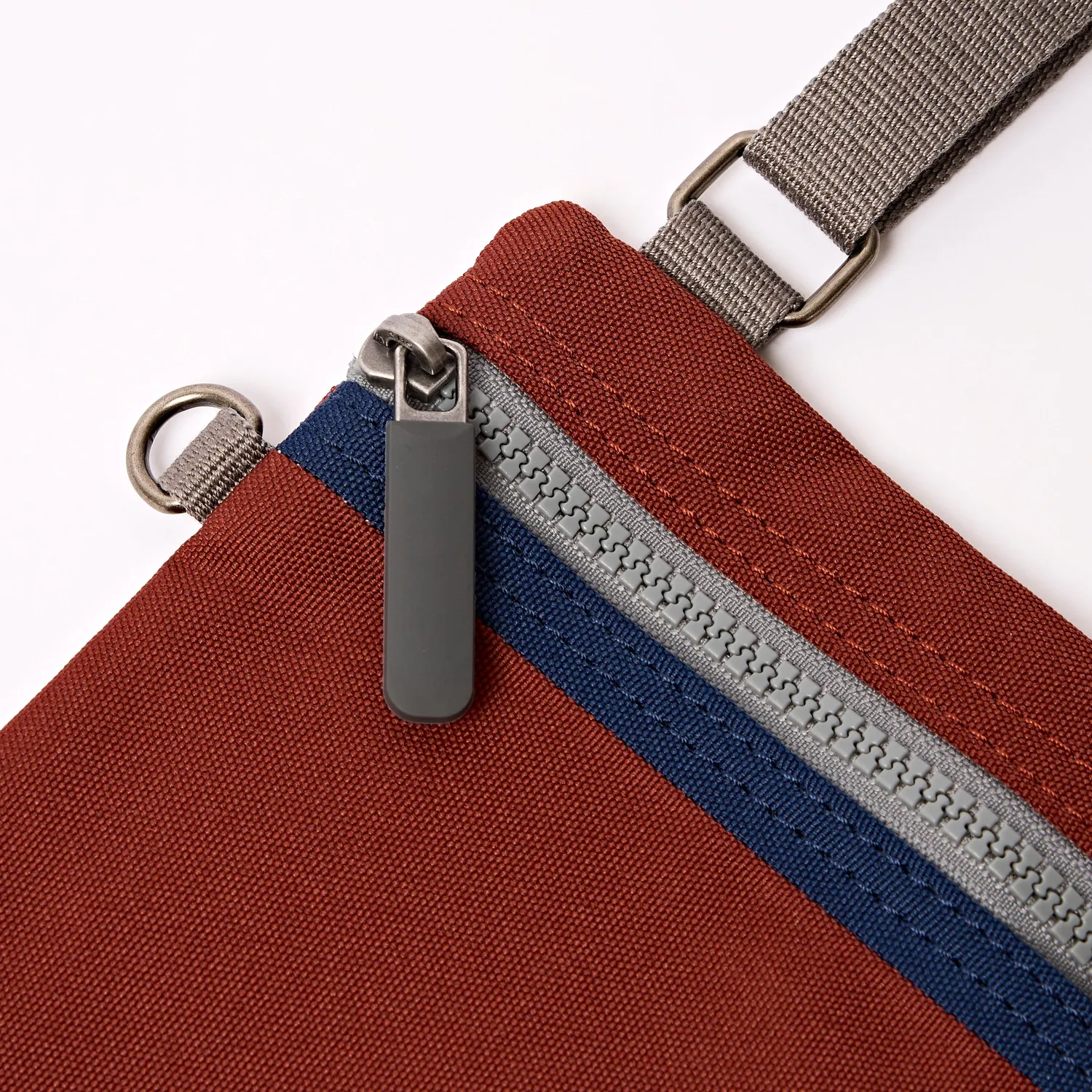 Roka London Chelsea Pocket Sling taske Henna Stripe XS nylon