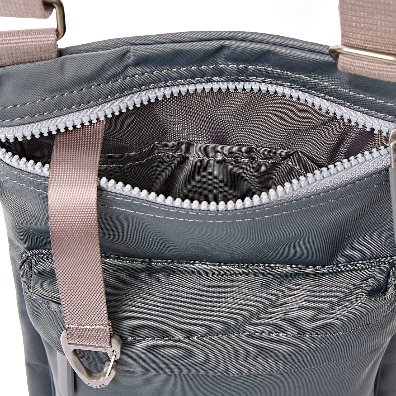 Roka London Chelsea B Medium crossbody Beluga 0,6 liter