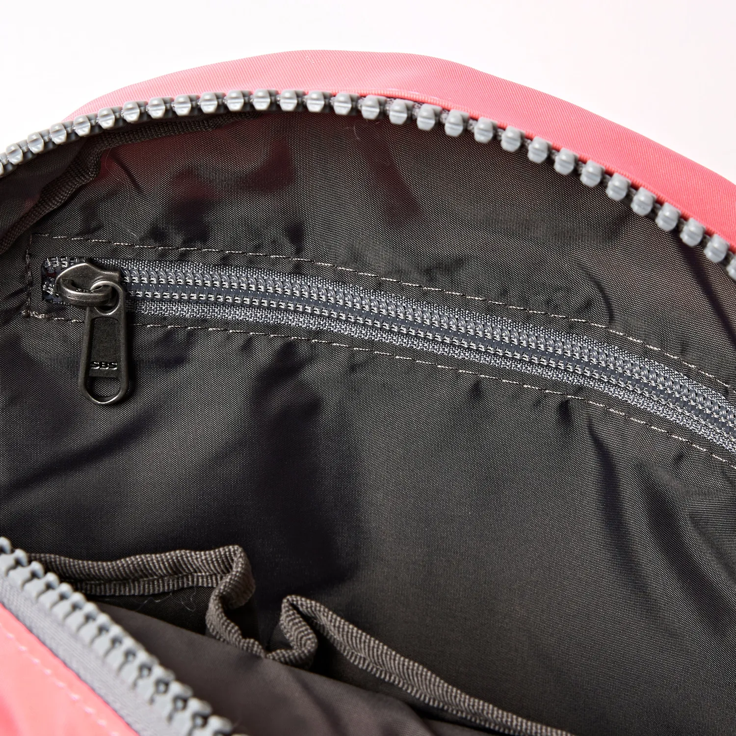 Roka Paddington rund skuldertaske Pink Lemonade Small