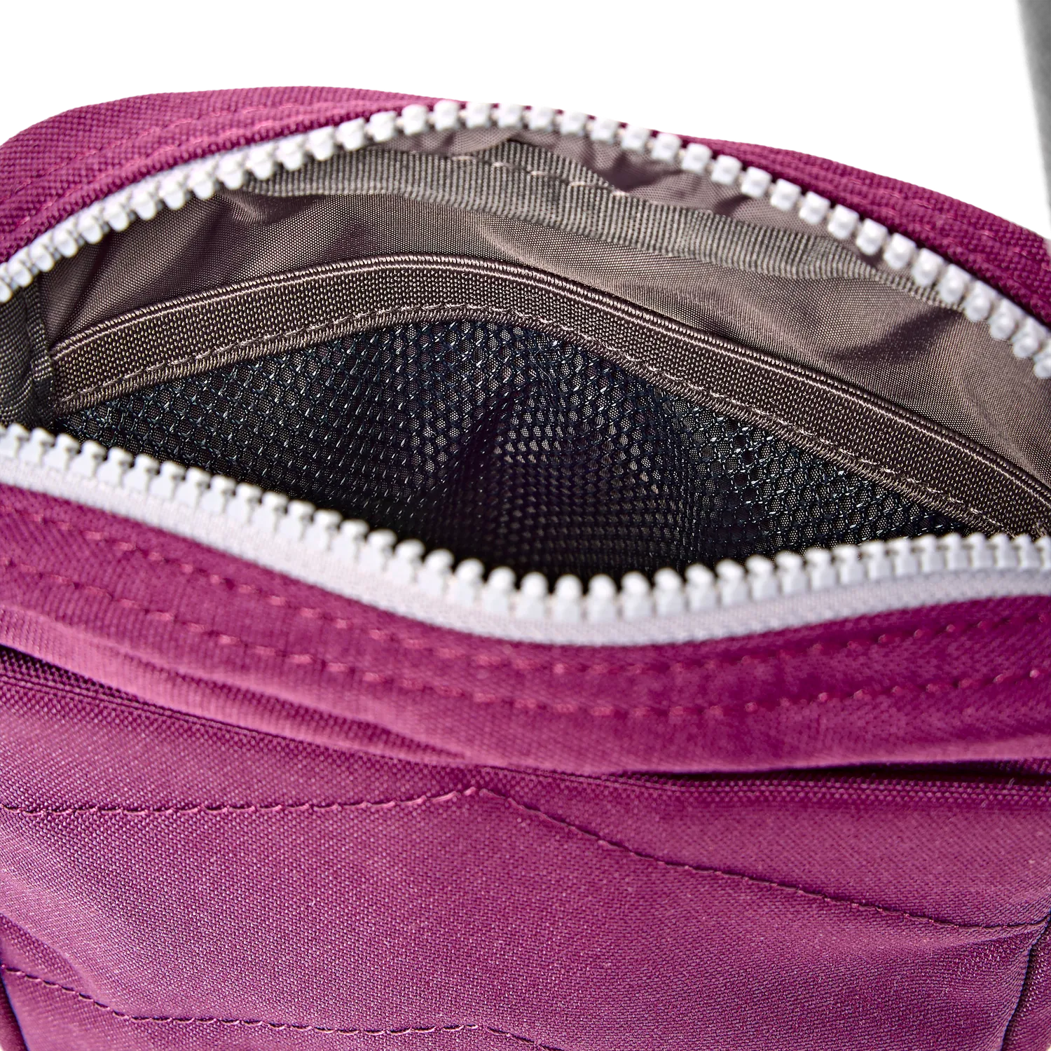 Roka London Bond Small crossbodytaske cherry 1,5 liter