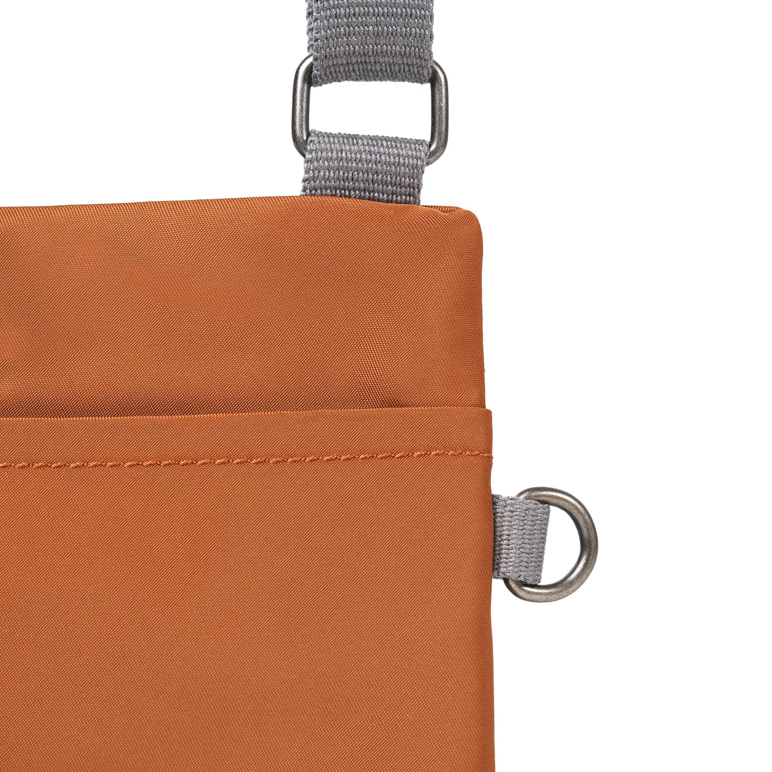 Roka London Chelsea Sling taske Bran XS mobilrum