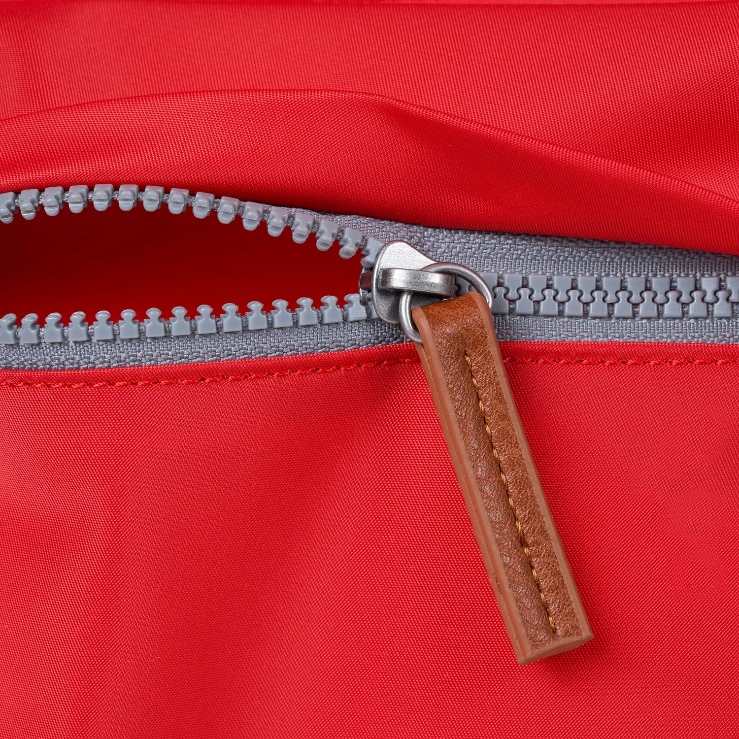 Roka London Kennington crossbody taske Medium rød 2,7 liter