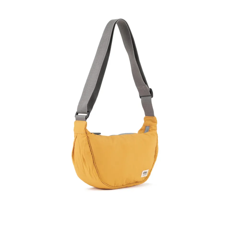 Roka London Farringdon Half Moon taske Small gul puffy