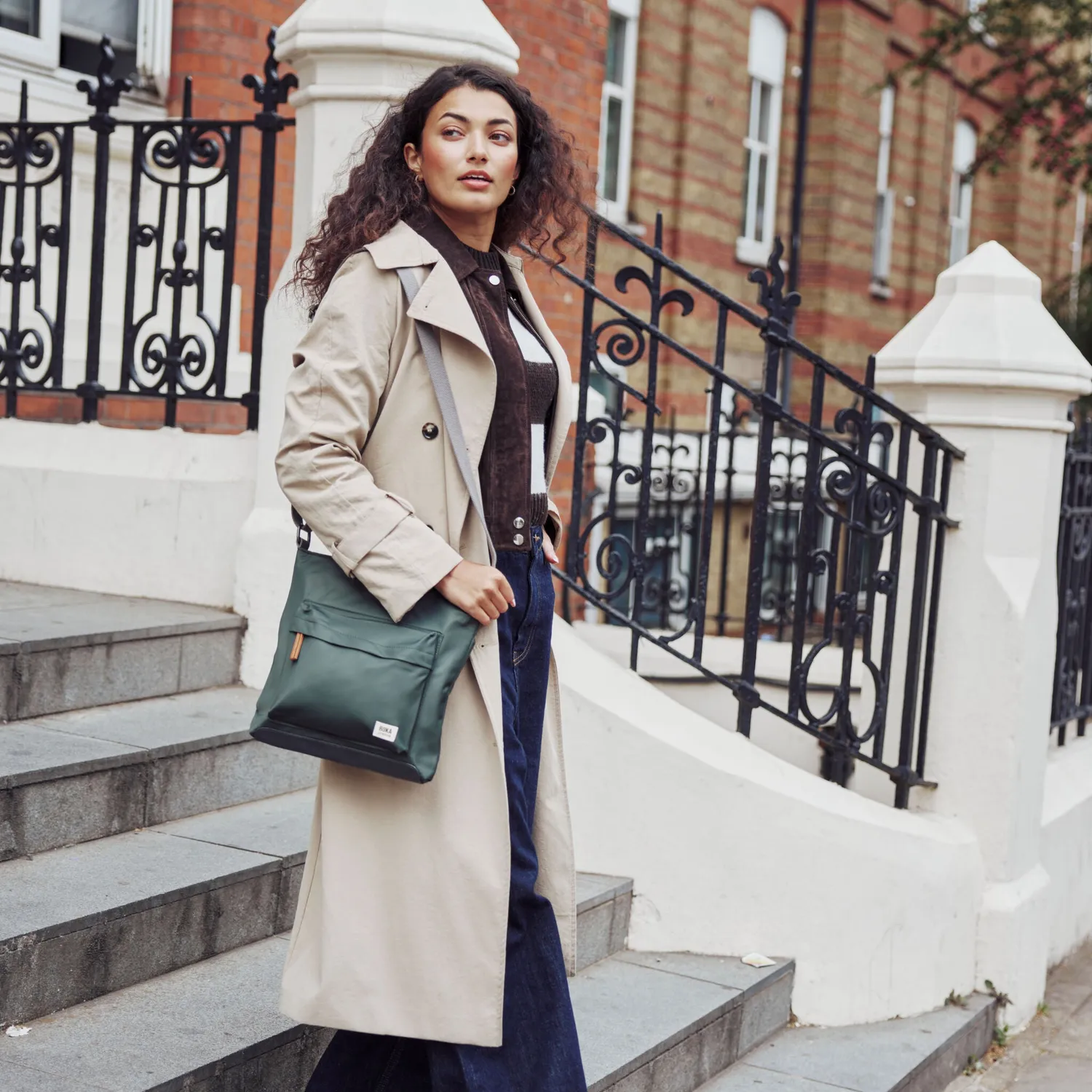 Roka London Kennington crossbody taske Avocado Medium struktureret