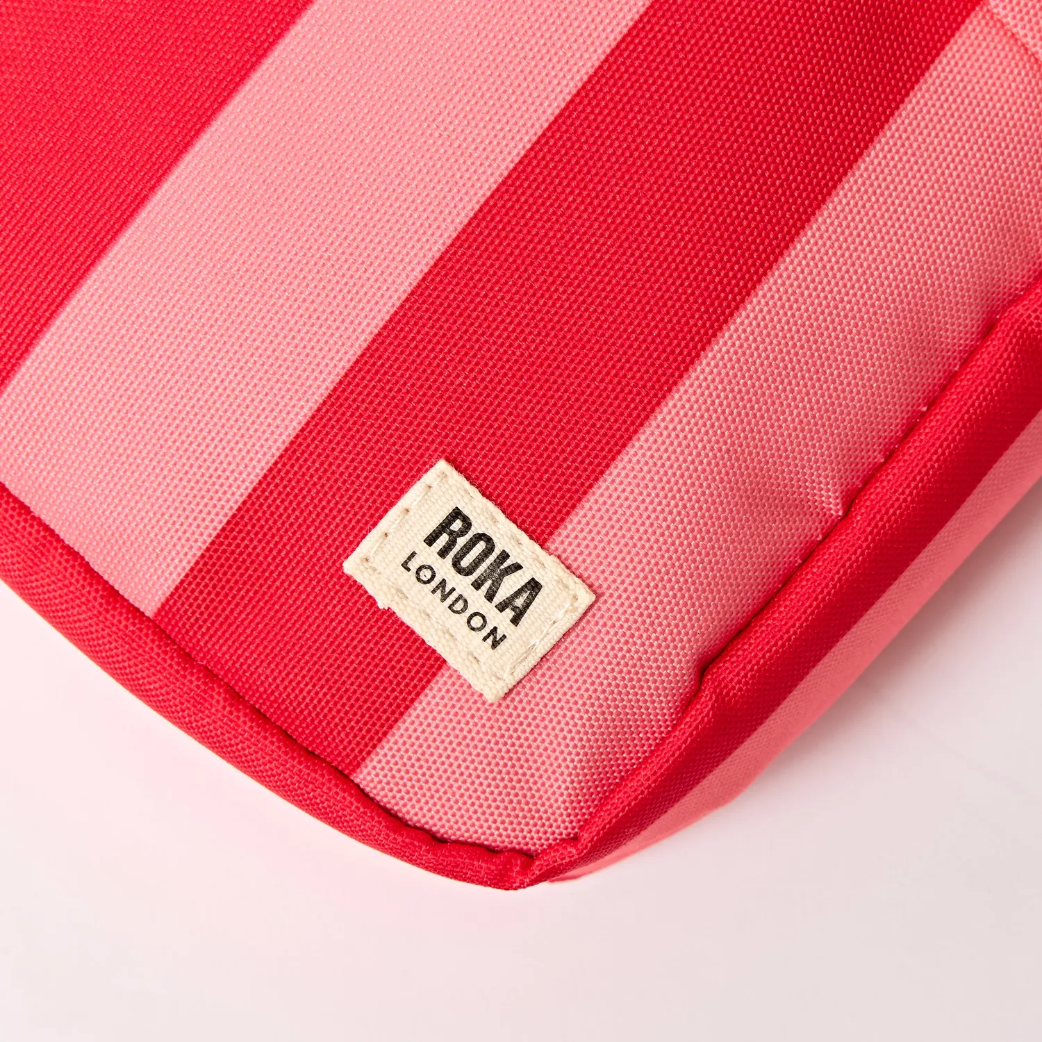 Roka London Bond Circus Print crossbody taske Small 1,5 liter