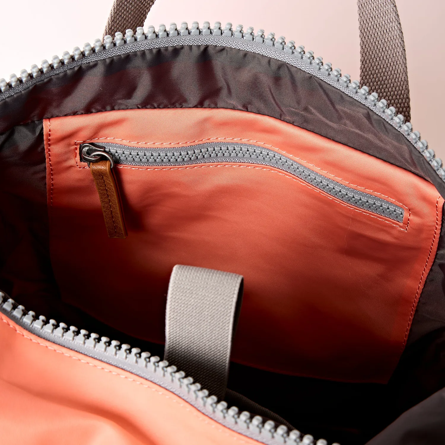 Roka London Canfield rygsæk Sugar Coral laptoprum
