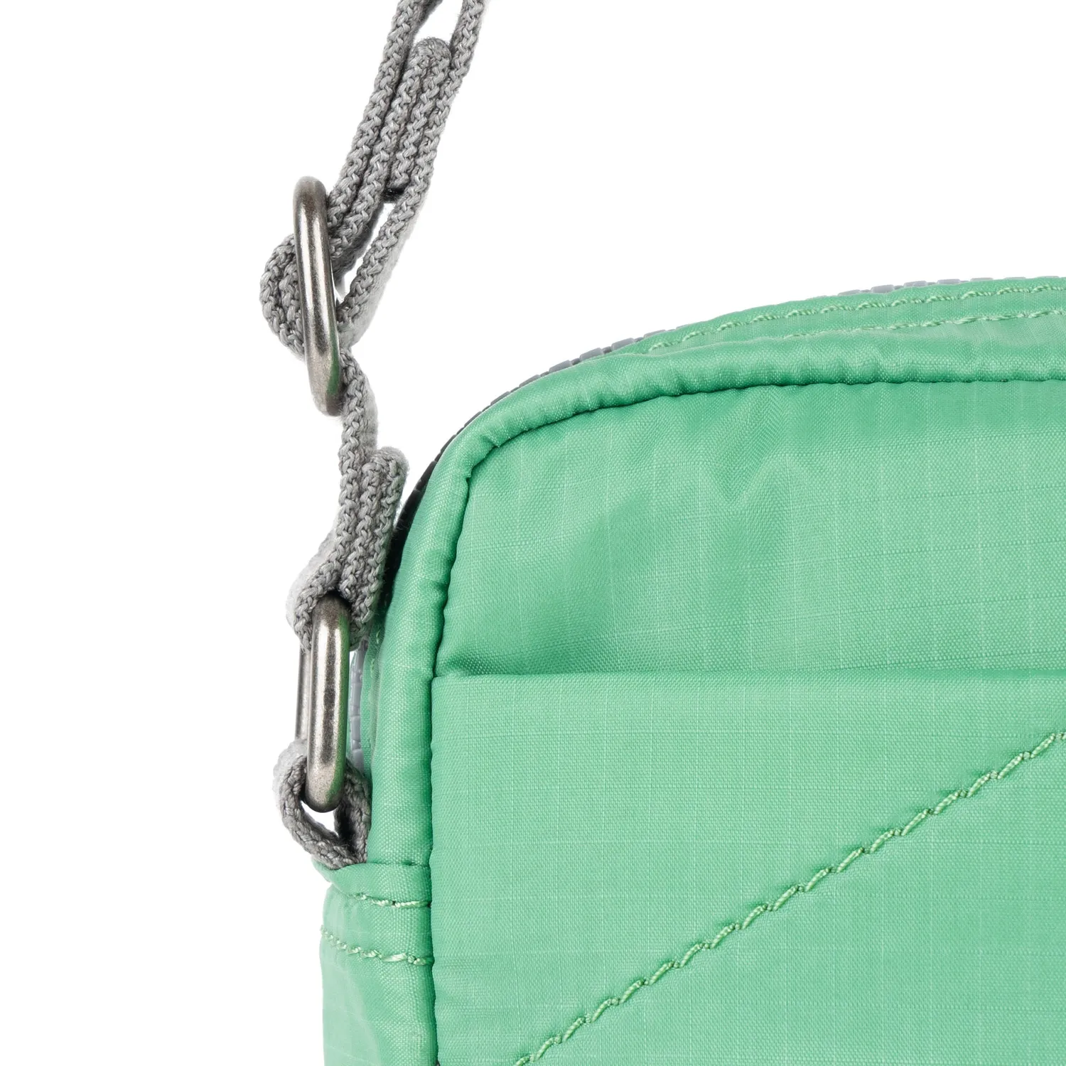 Roka London Bond Pocket crossbody taske Small matcha vejrbestandig