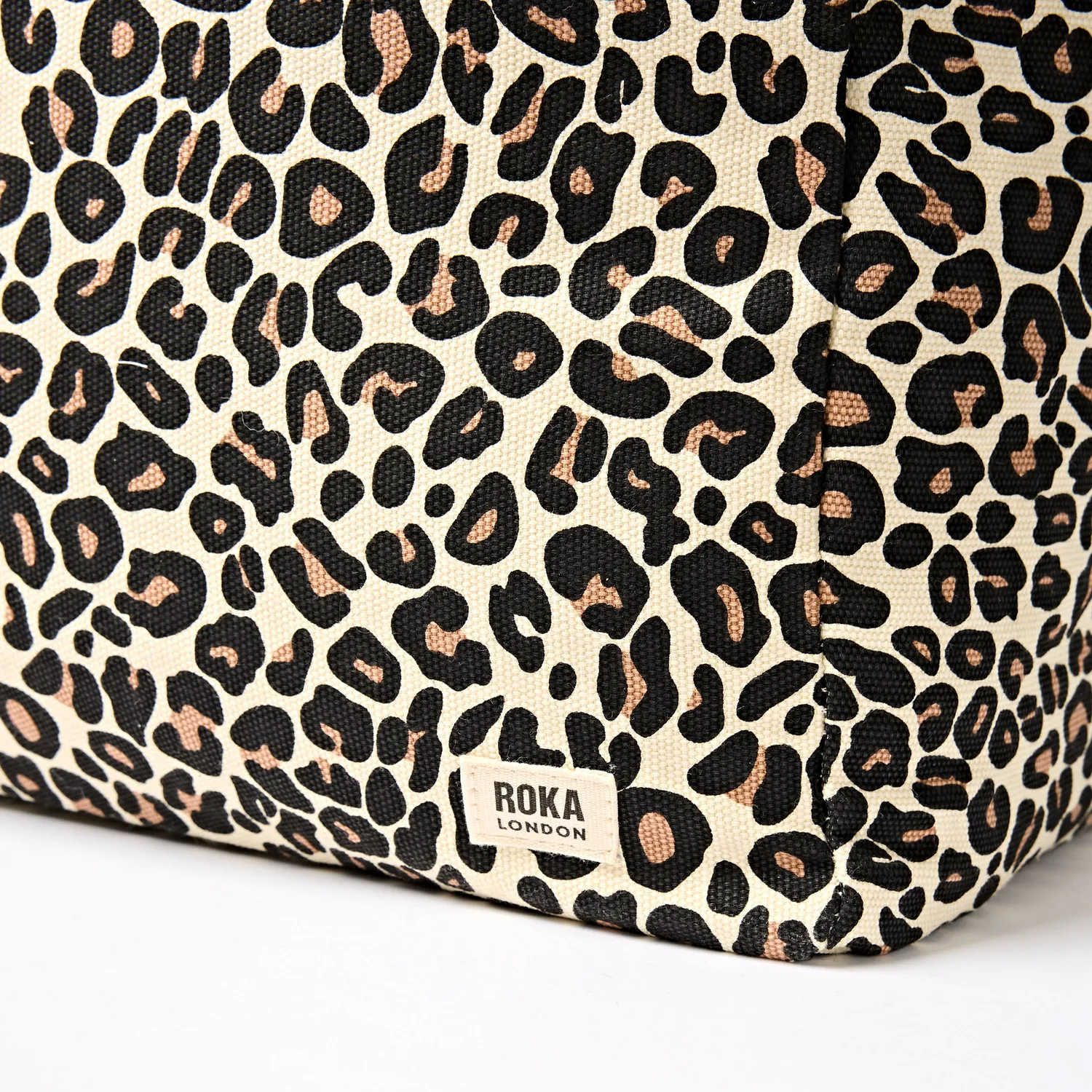 Roka London Sloane skuldertaske Medium savannah leopard laptoprum