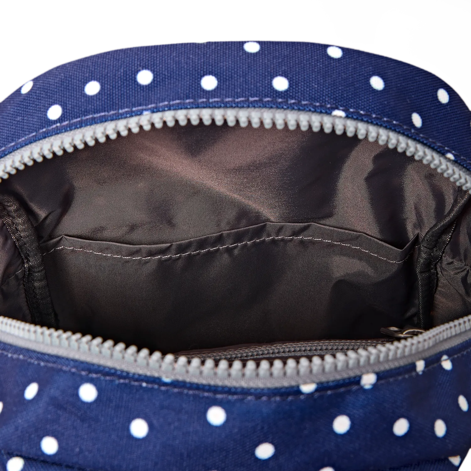 Roka Willesden crossbody taske navy prik Large med lynlås