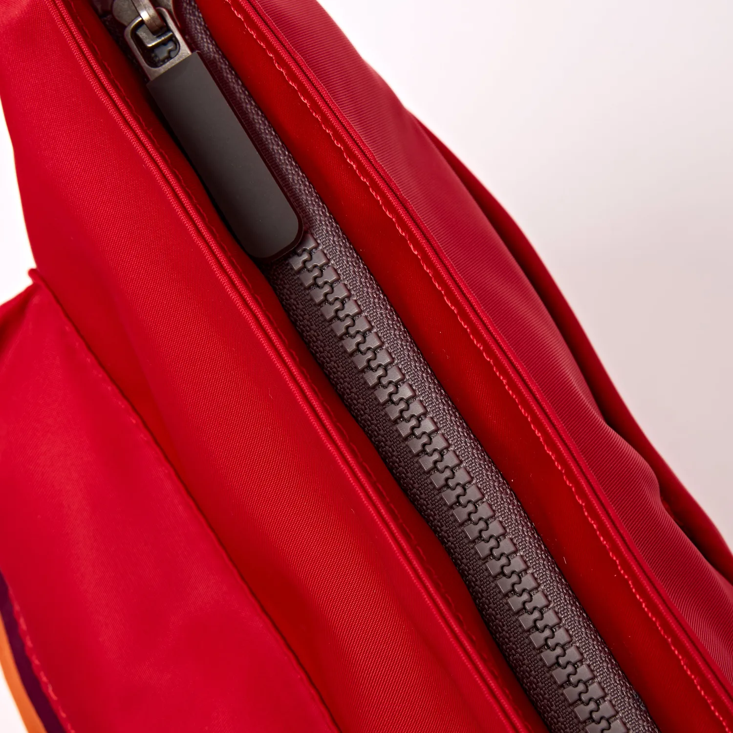Roka London Kennington crossbodytaske Cranberry Stripe 2,7 liter