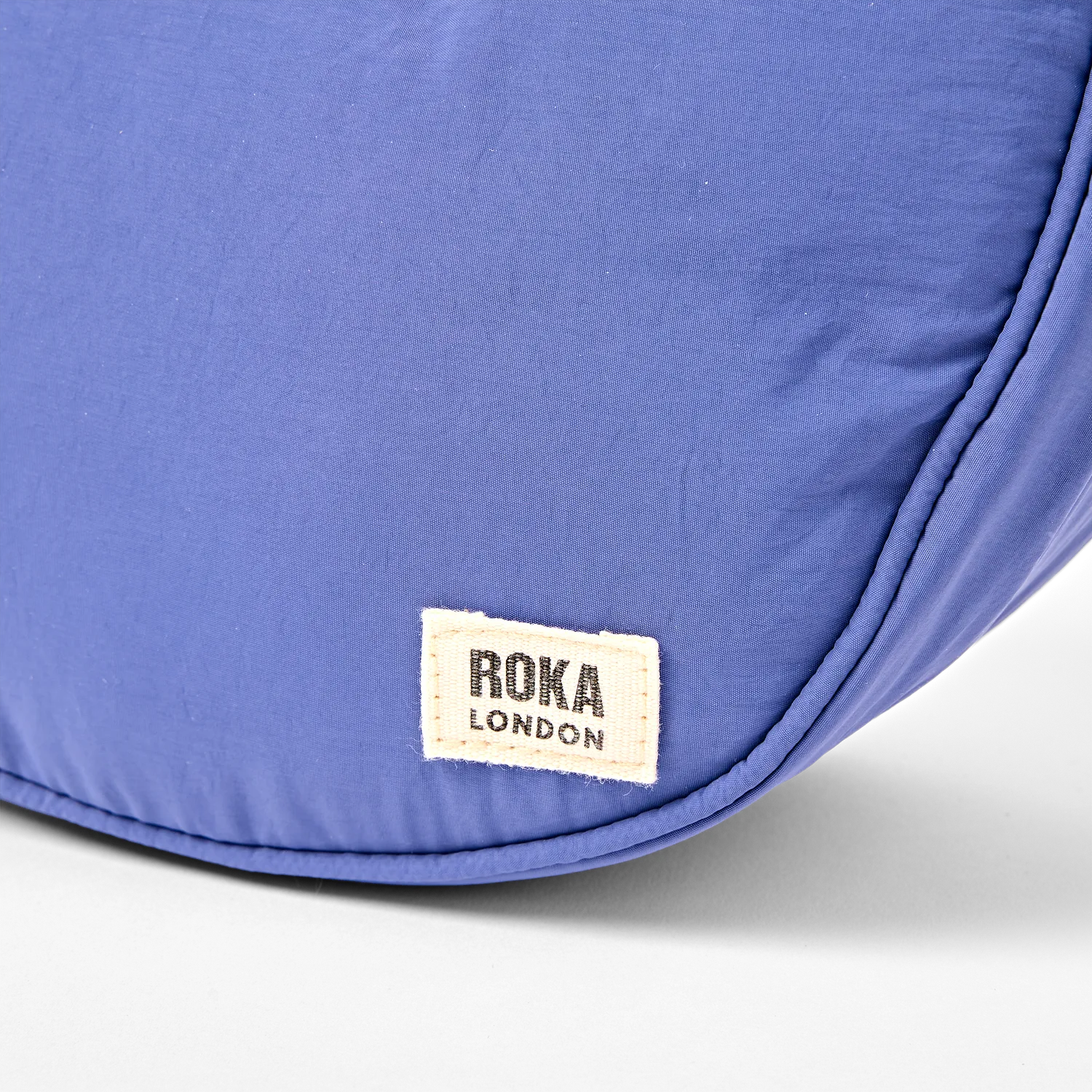Roka Farringdon Half Moon skuldertaske Coastal Small puffy