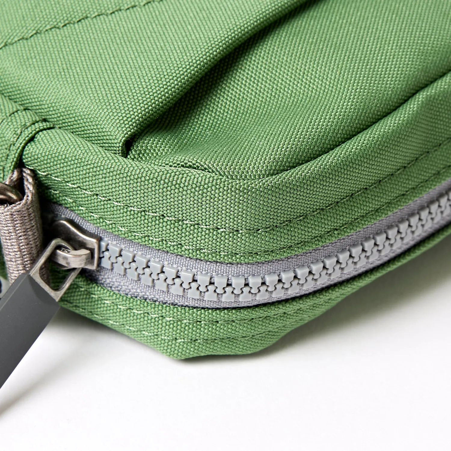 Roka London Bond Pocket crossbody taske Artichoke Small vegansk
