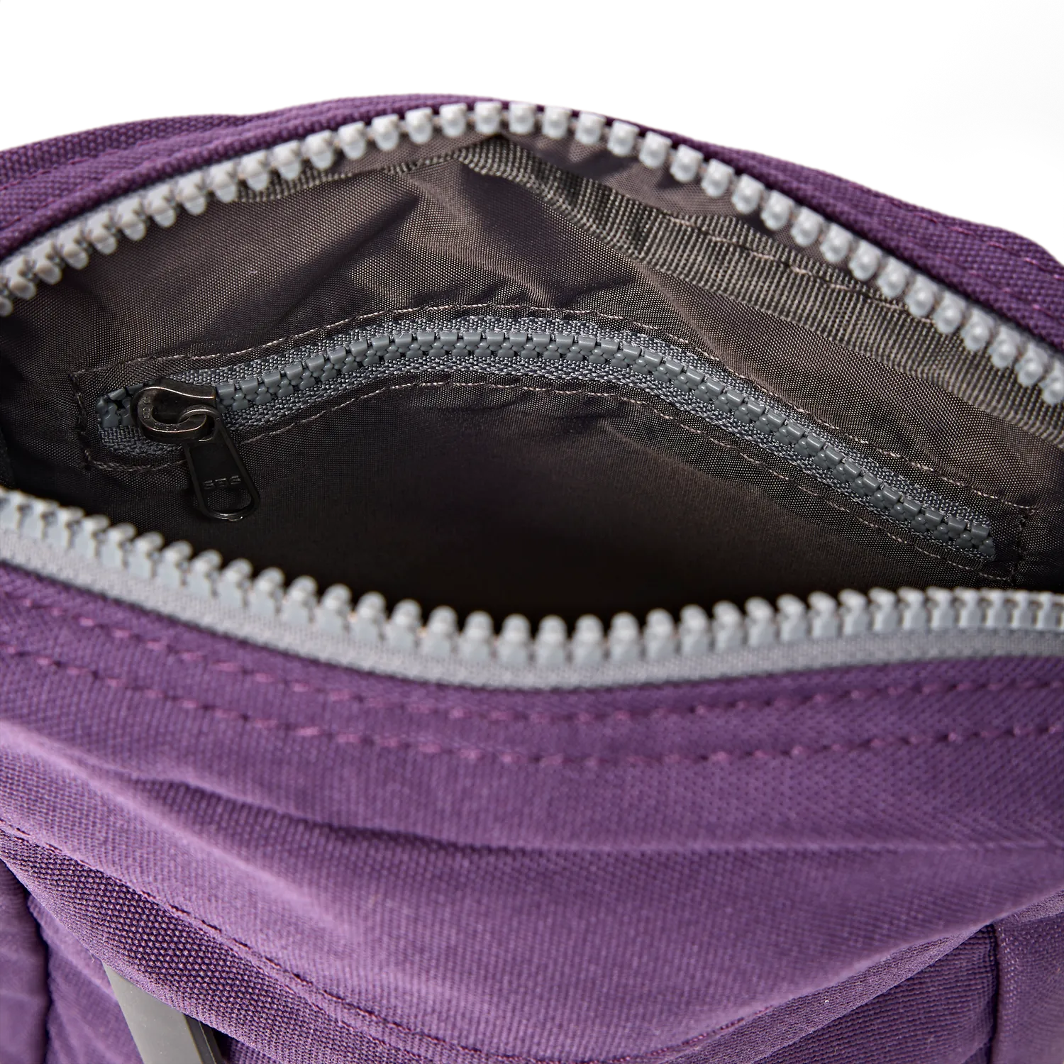Roka London Bond Small crossbody taske Deep Grape 1,5 liter
