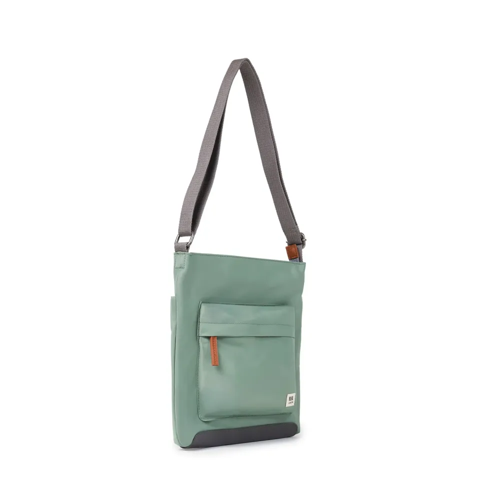Roka Kennington skuldertaske Frost Medium nylon