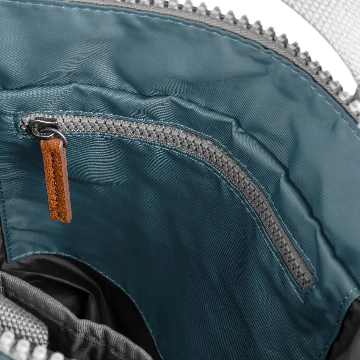 Roka London Bantry rygsæk Medium airforce 14,4 liter