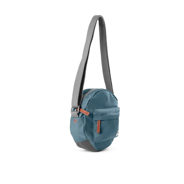 Roka London Paddington Small crossbody Airforce rund