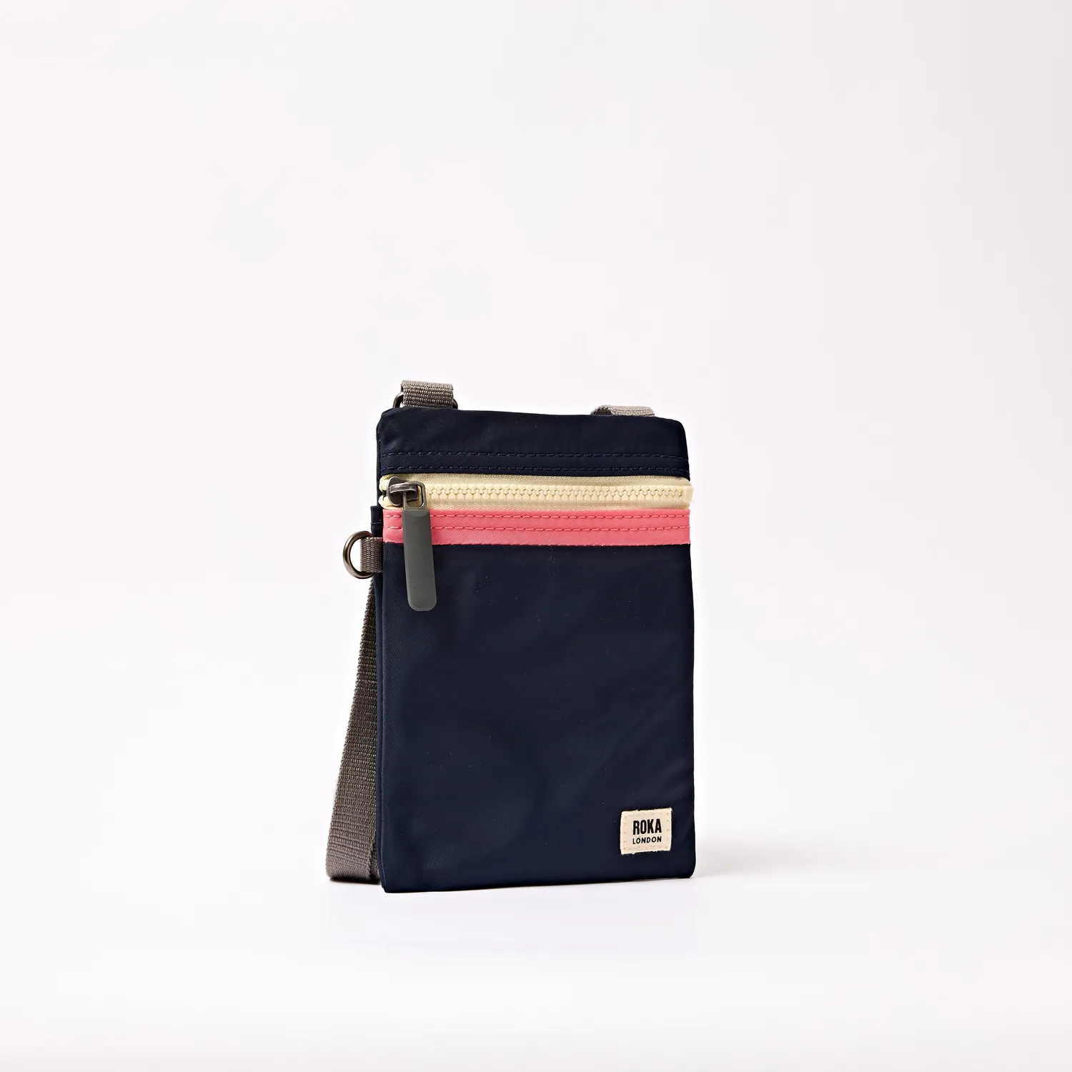Roka London Chelsea Pocket sling taske Midnight Stripe vegansk