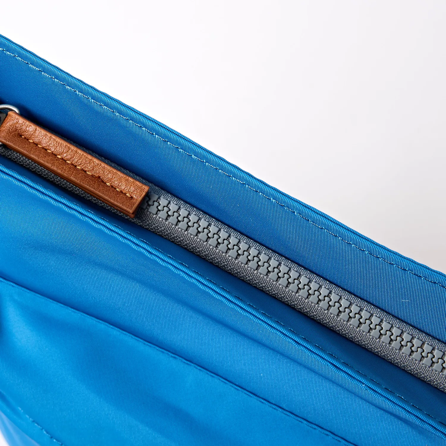 Roka London Kennington crossbody taske Malibu Blue Medium