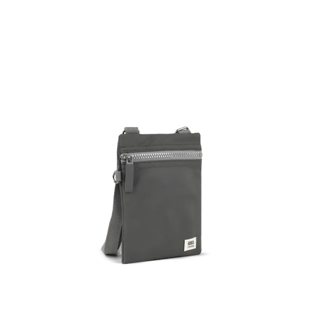 Roka London Chelsea Pocket sling taske Graphite XS mini