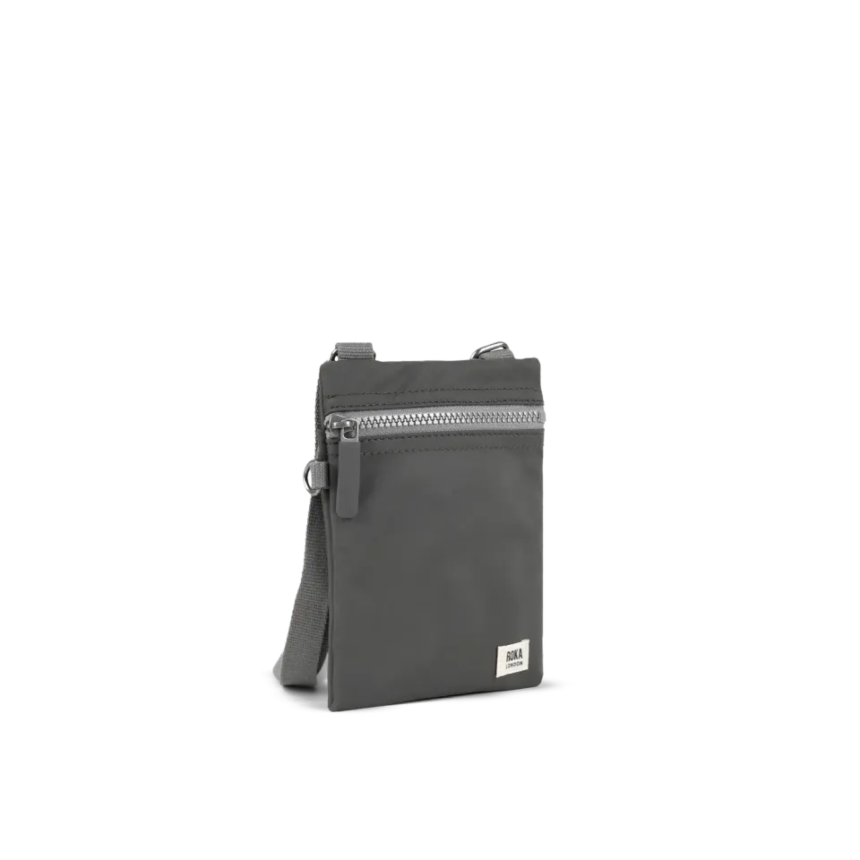 Roka London Chelsea Pocket sling taske Graphite XS mini