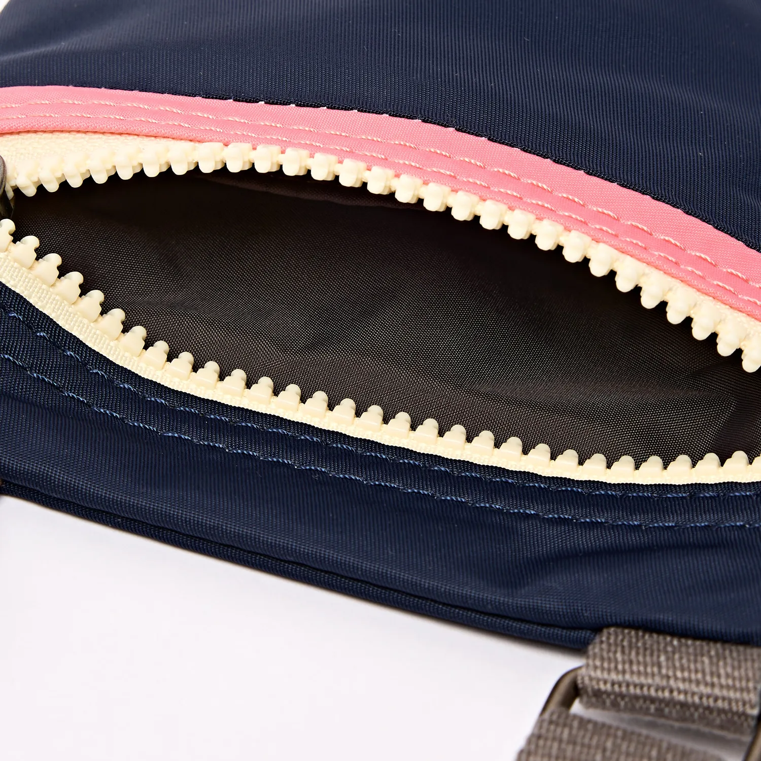 Roka London Chelsea Pocket sling taske Midnight Stripe vegansk