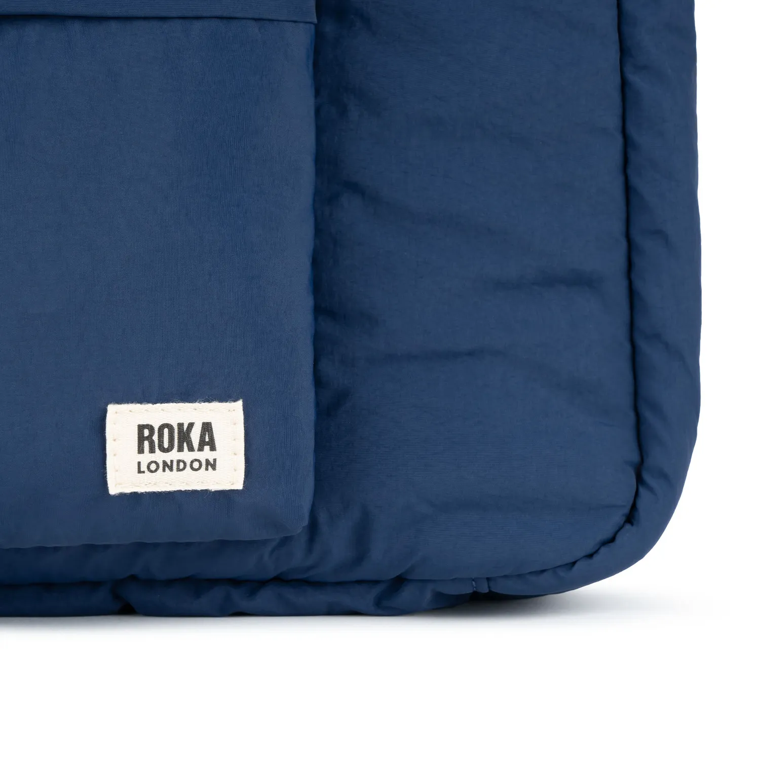 Roka London Belsize crossbody taske Midnight medium 14,7 liter