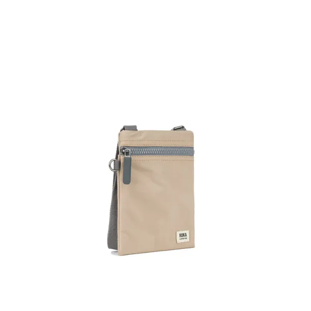 Roka London Chelsea Pocket sling taske Sand XS vejrbestandig