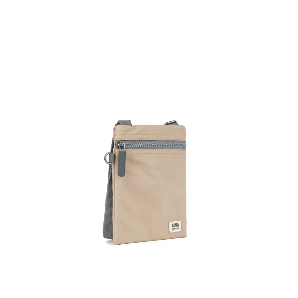 Roka London Chelsea Pocket sling taske Sand XS vejrbestandig