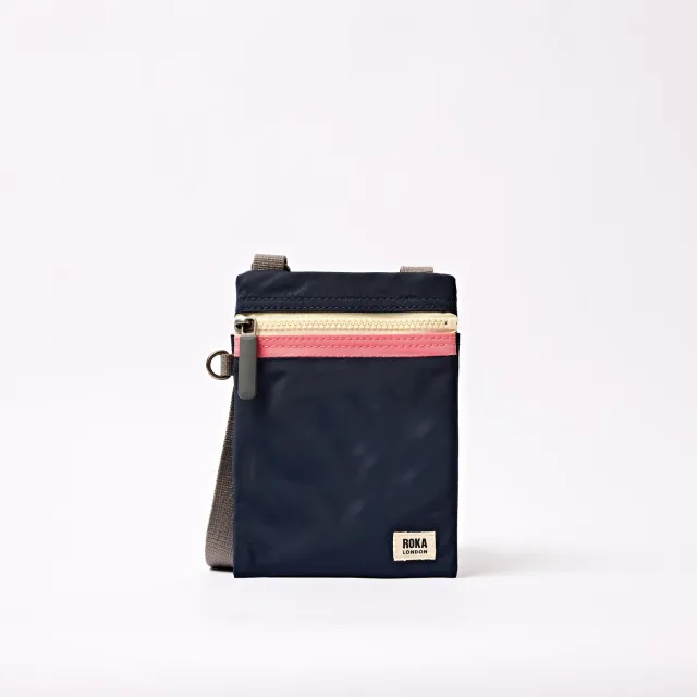 Roka London Chelsea Pocket sling taske Midnight Stripe vegansk