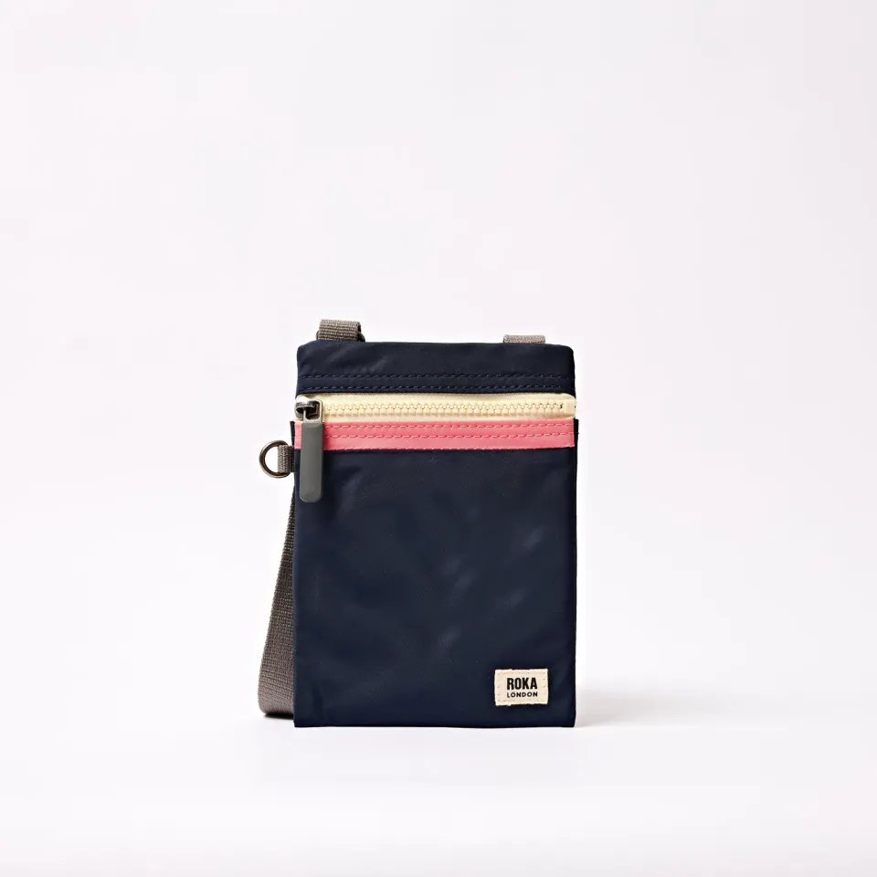 Roka London Chelsea Pocket sling taske Midnight Stripe vegansk