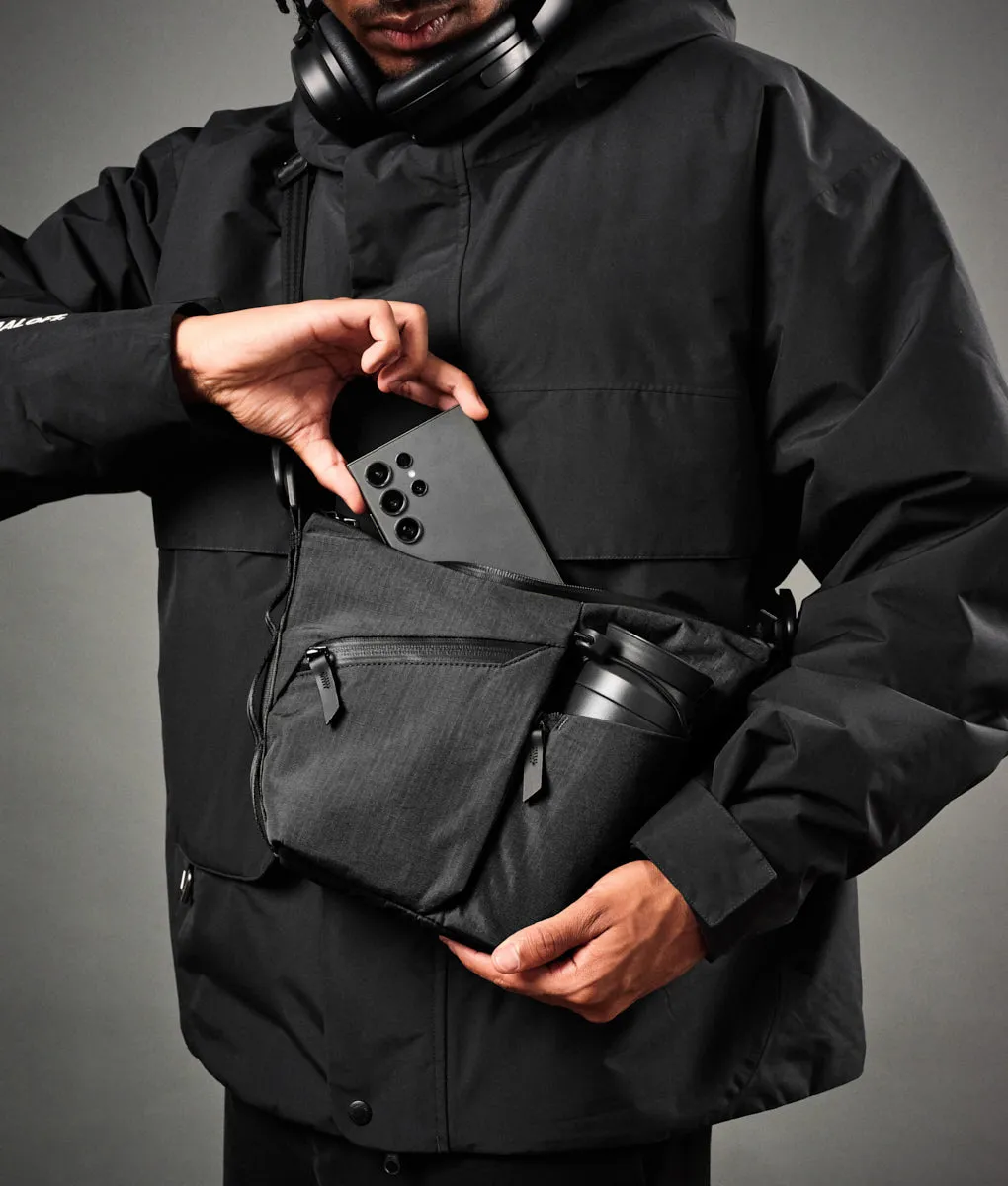 Alpaka Flow Satchel 2L skuldertaske sort kompakt