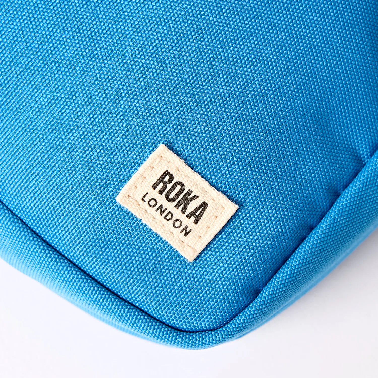 Roka London Bond crossbody Malibu Blue small 1,5 liter foret lomme