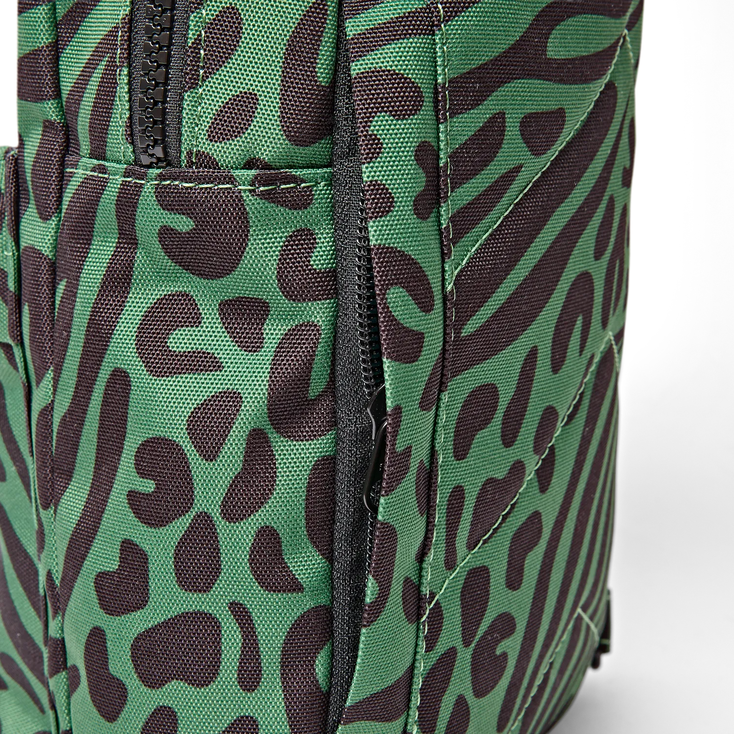 Roka London Willesden sling taske large mixed animal artichoke