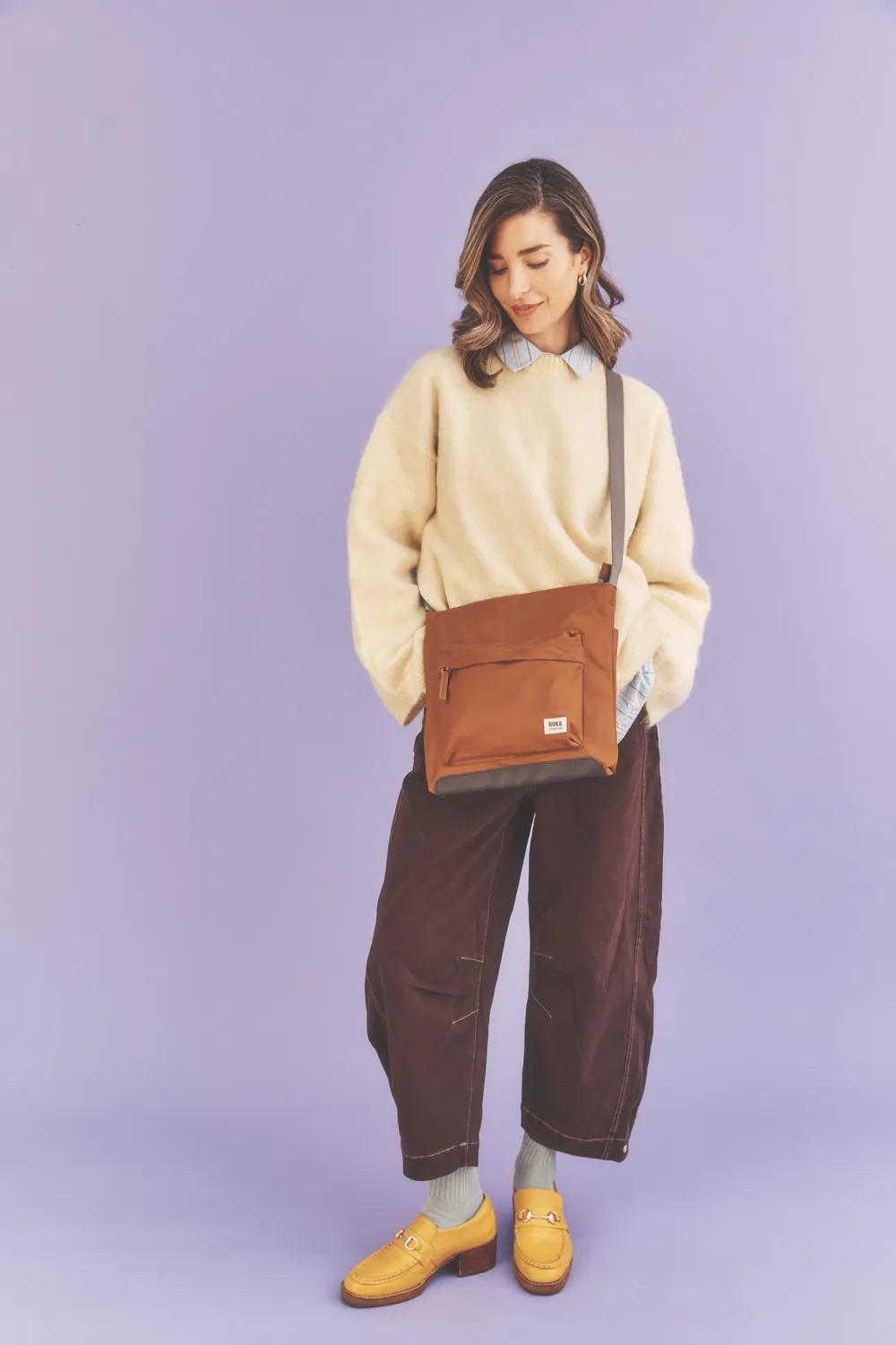Roka London Kennington crossbody taske Biscuit struktureret
