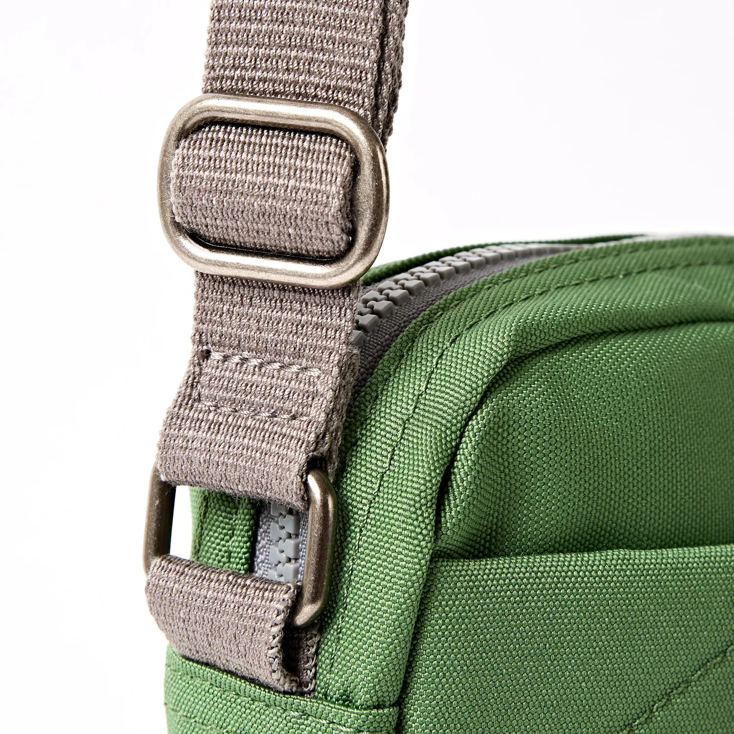 Roka London Bond Pocket crossbody taske Artichoke Small vegansk