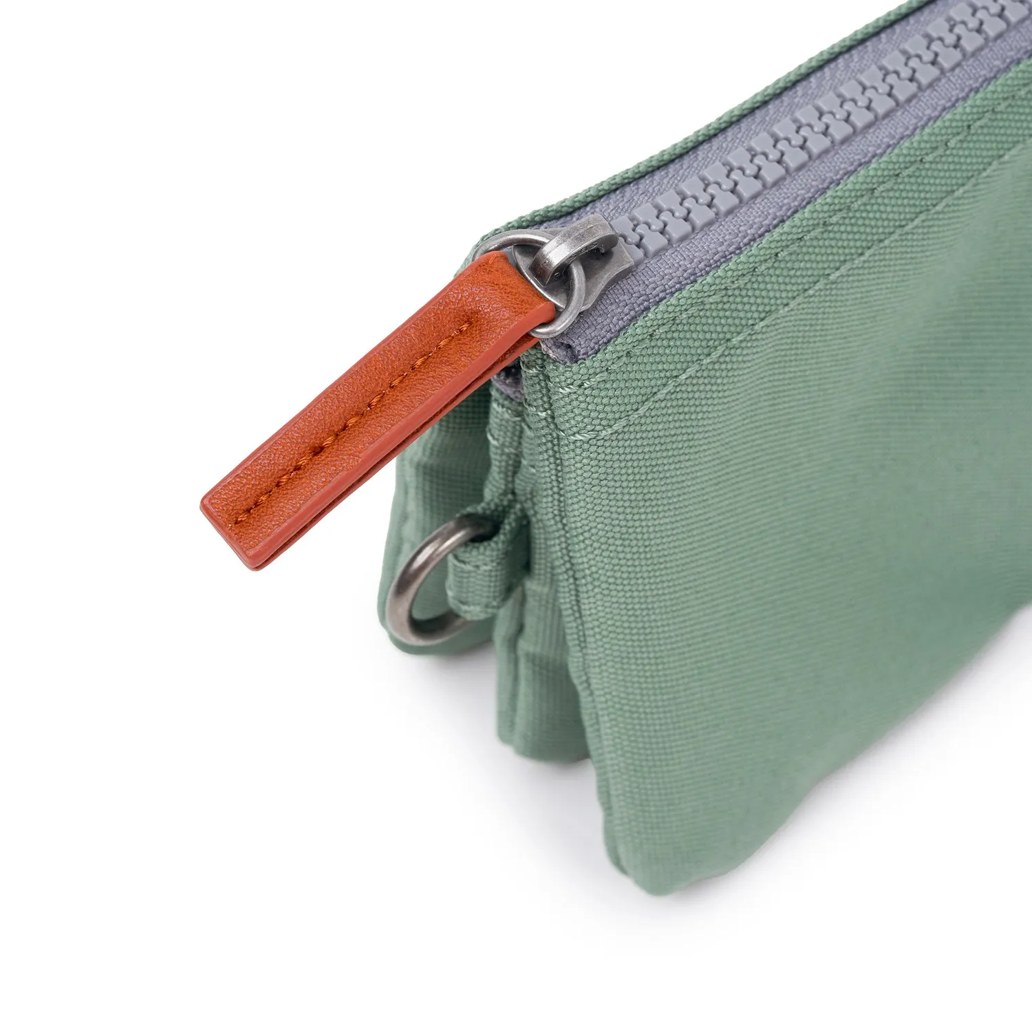 Roka London Carnaby pung Frost Small genbrugsnylon 3 rum