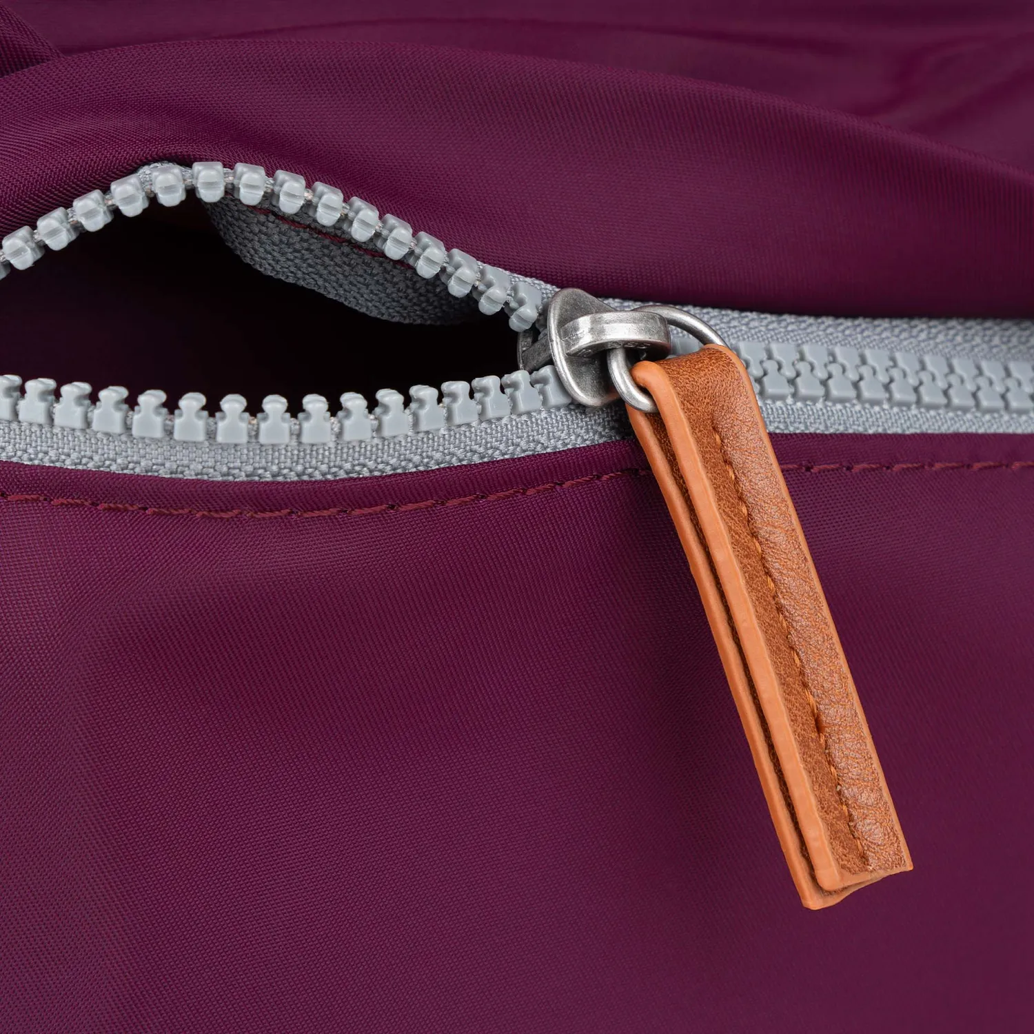 Roka London Kennington crossbody taske M burgundy 2,7 liter