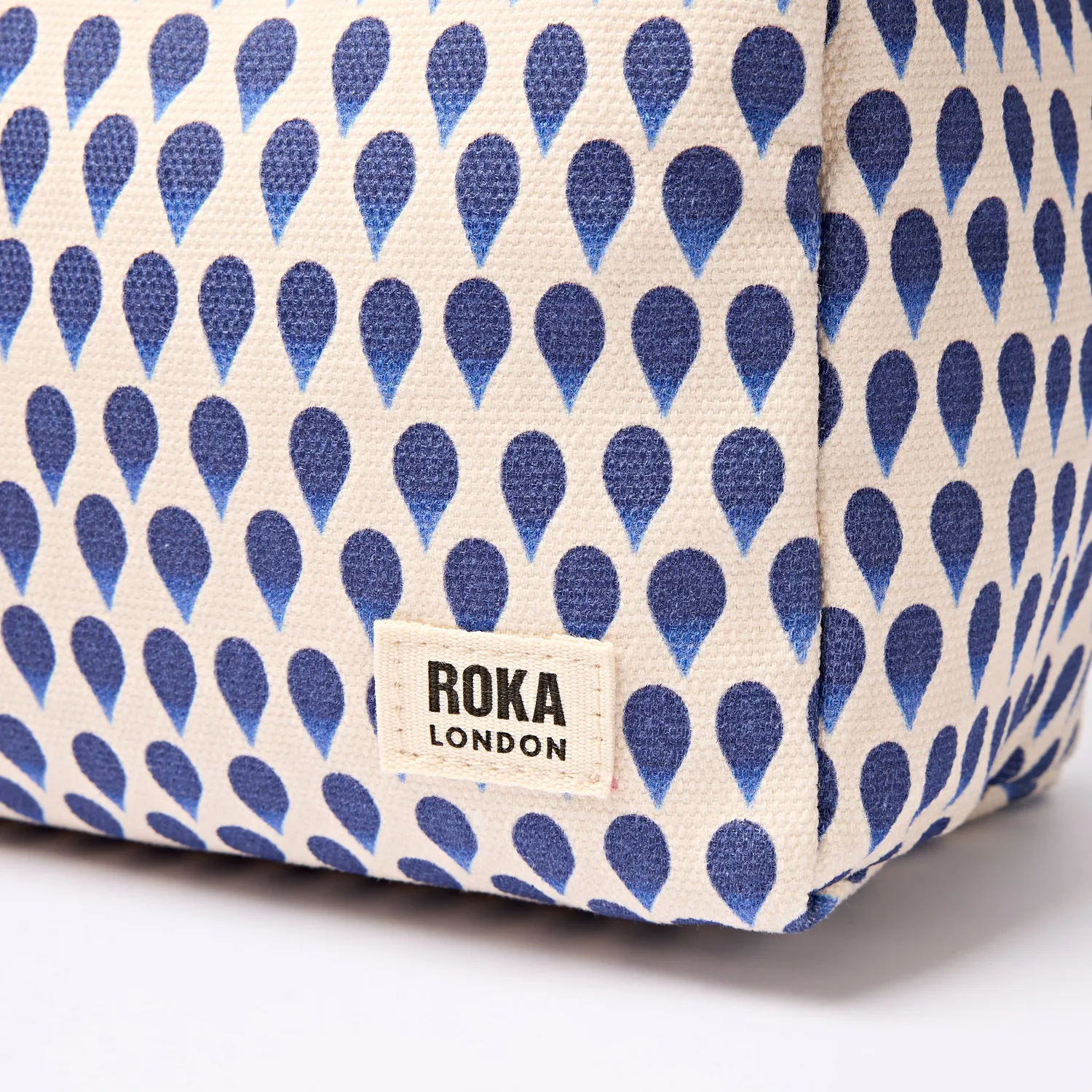 Roka London Maygrove Small toilettaske Denim Rain Indigo 4,8L