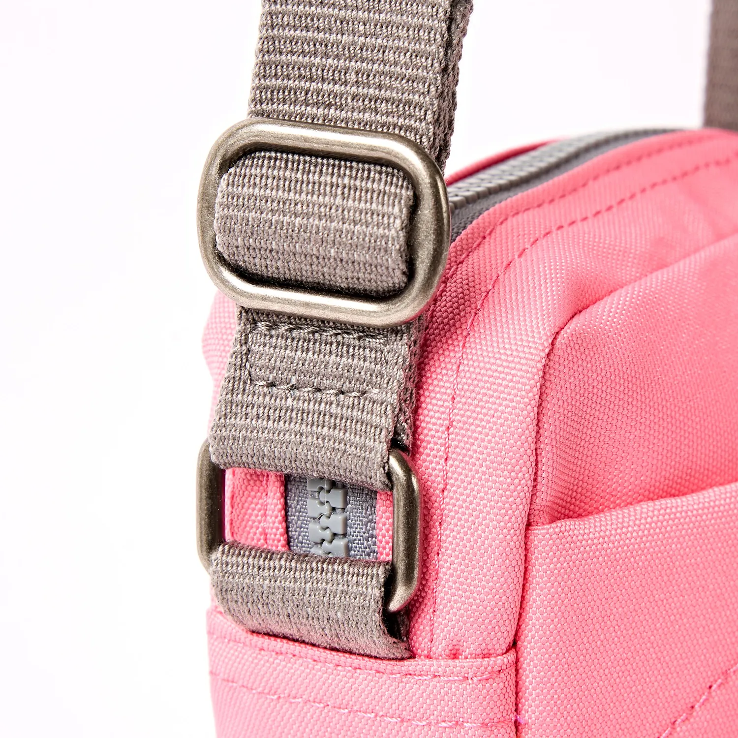 Roka London Bond crossbody taske Small lyserød