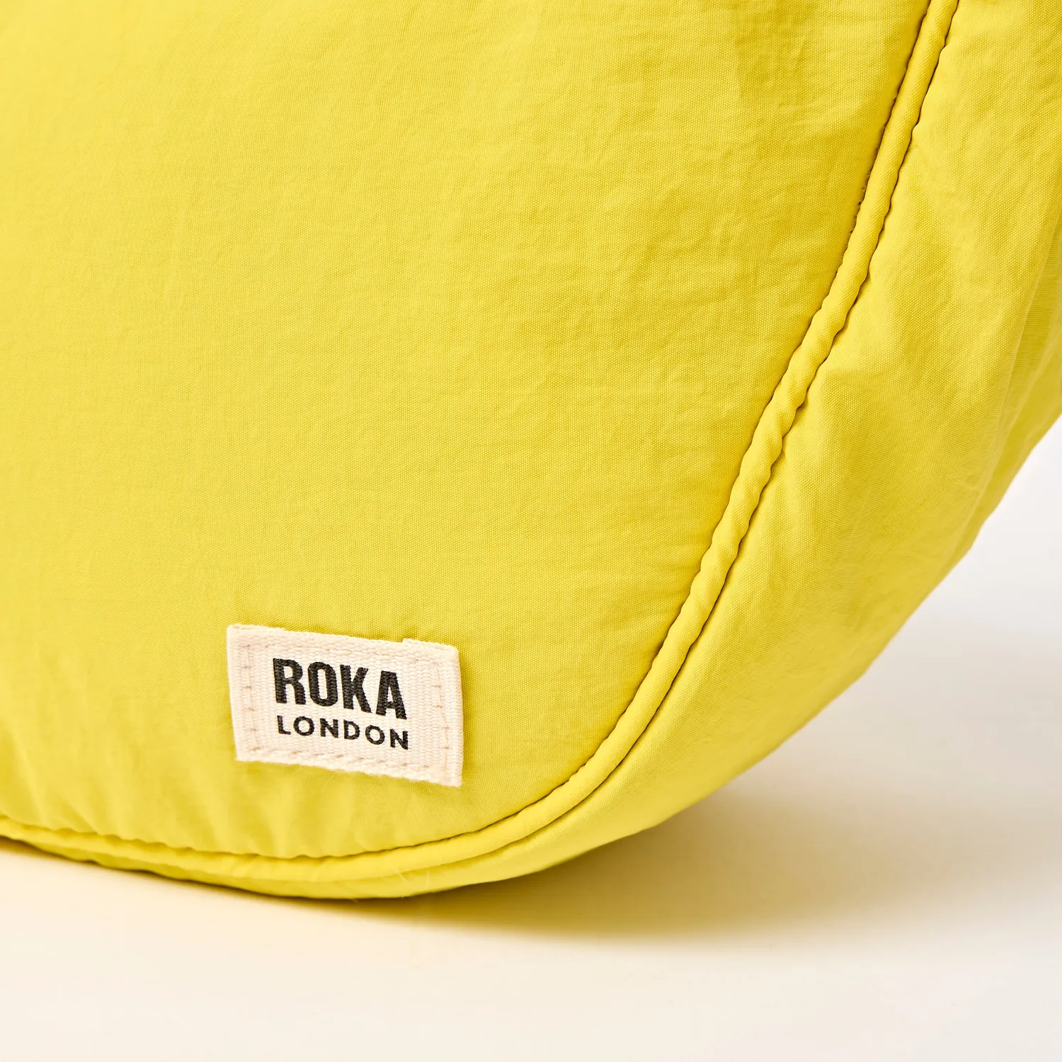 Roka London Farringdon Half Moon skuldertaske Passion Fruit Small