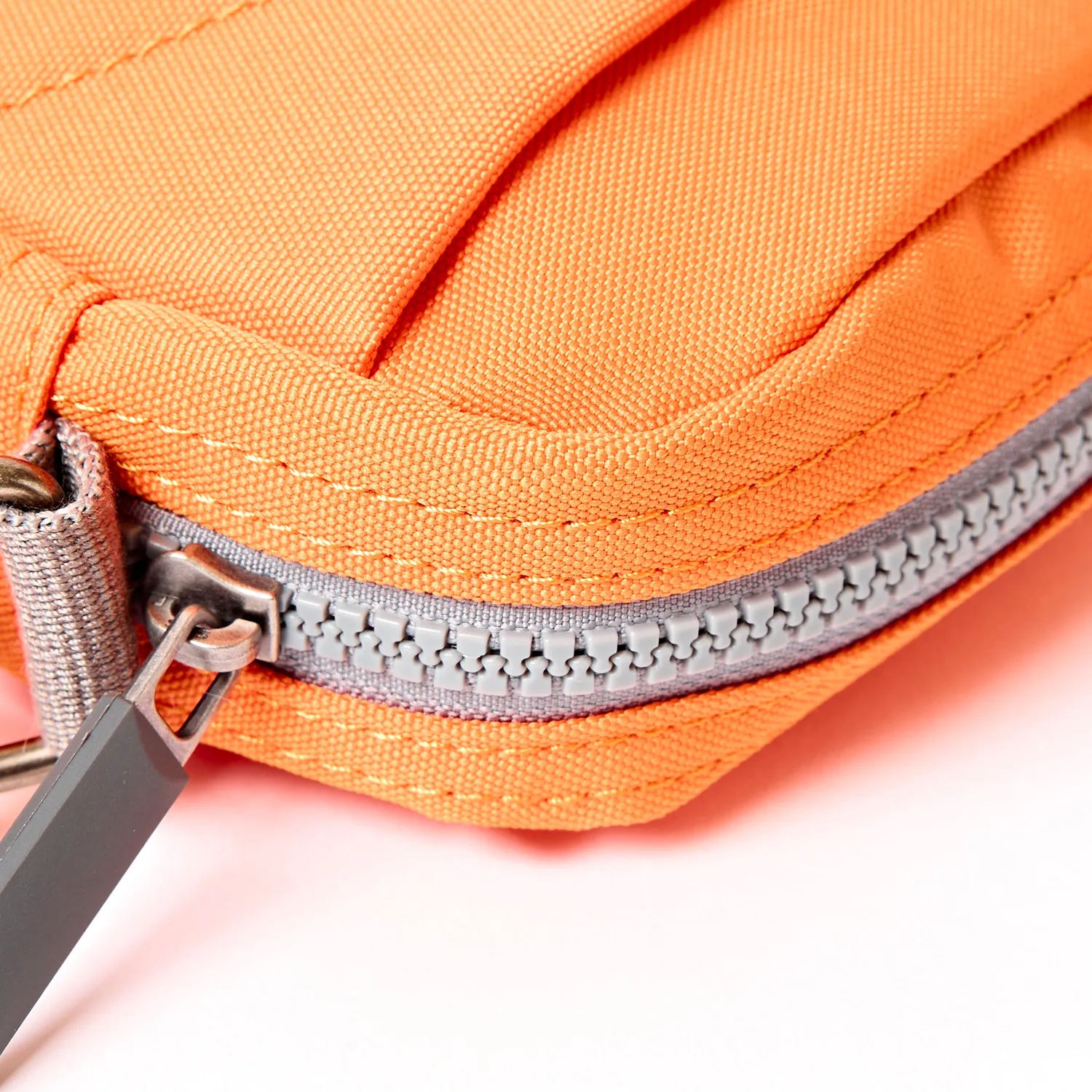 Roka London Bond Pocket crossbody taske Small jaffa orange vejrbestandig